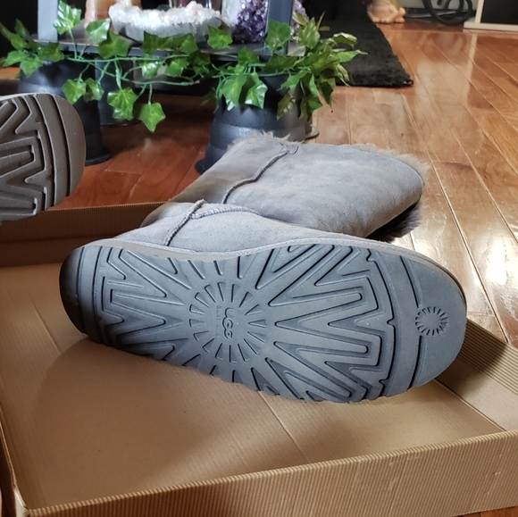 Tall grey Bailey Button UGGS and care kit - Picture 10 of 13